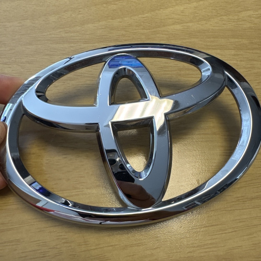 2006-2008 TOYOTA RAV4 Front Grille Emblem OEM Badge 90975-02188 (broken)